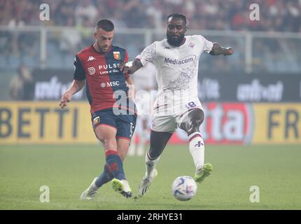 M’bala Nzola von ACF Fiorentina und Milan BAdelj von Genua CFC während der italienischen Serie A, Fußballspiel zwischen Genua CFC und ACF Fiorentina am 19. August Stockfoto