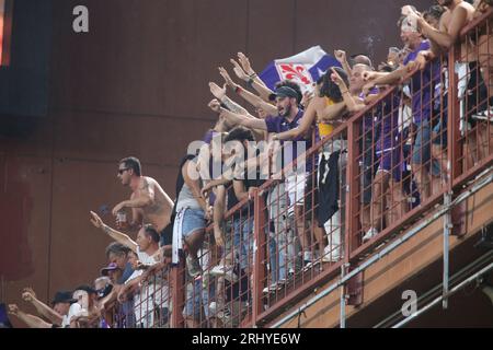 ACT Fiorentina-Fans während der italienischen Serie A, des Fußballspiels zwischen dem CFC Genua und dem ACF Fiorentina am 19. August 2023 im Stadion Luigi Ferraris, Stockfoto
