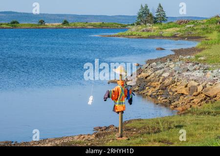 Die Gemeinde baut eine Vogelscheuche-Struktur, die in der Nähe des kleinen Dorfes Gabarus Nova Scotia zu fischen scheint. Stockfoto