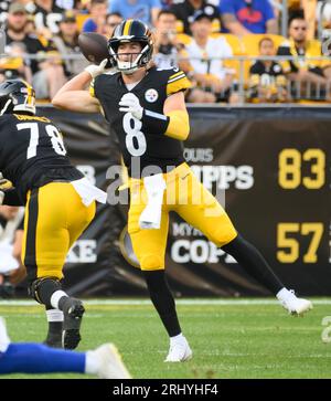 Pittsburgh, Usa. August 2023. Pittsburgh Steelers Quarterback Kenny Pickett (8) wirft im ersten Quartal gegen die Buffalo Bill am Samstag, den 19. August 2023 in Pittsburgh nach rechts. Foto von Archie Carpenter/UPI Credit: UPI/Alamy Live News Stockfoto