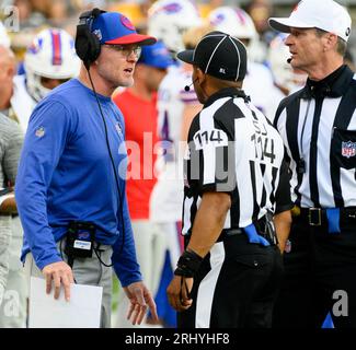 Pittsburgh, Usa. August 2023. Buffalo Bills Sean McDermott spricht mit den Beamten im ersten Quartal gegen die Pittsburgh Steelers am Samstag, den 19. August 2023 in Pittsburgh. Foto von Archie Carpenter/UPI Credit: UPI/Alamy Live News Stockfoto