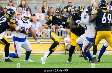 Pittsburgh, Usa. August 2023. Pittsburgh Steelers Quarterback Mitch Trubisky (10) läuft im zweiten Quartal gegen die Buffalo Bill am Samstag, den 19. August 2023 in Pittsburgh sieben Yards in der Mitte. Foto von Archie Carpenter/UPI Credit: UPI/Alamy Live News Stockfoto