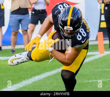 Pittsburgh, Usa. August 2023. Pittsburgh Steelers Tight End Pat Freiermuth (88) fällt in die Endzone für einen Touchdown im ersten Quartal gegen die Buffalo Bill am Samstag, den 19. August 2023 in Pittsburgh. Foto von Archie Carpenter/UPI Credit: UPI/Alamy Live News Stockfoto