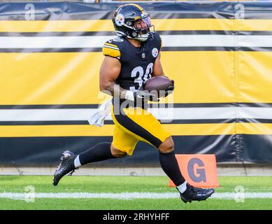 Pittsburgh Steelers running back Jaylen Warren (30) gets past New Orleans  Saints linebacker Demario Davis (56)