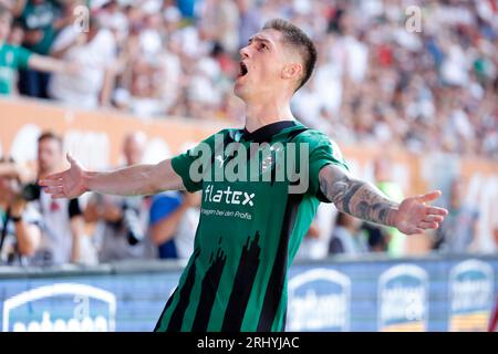 Augsburg, Deutschland. August 2023. Tomas Cvancara aus Moenchengladbach feiert das Scoring während des deutschen Erstligisten-Fußballspiels zwischen dem FC Augsburg und Borussia Moenchengladbach in Augsburg am 19. August 2023. Quelle: Philippe Ruiz/Xinhua/Alamy Live News Stockfoto