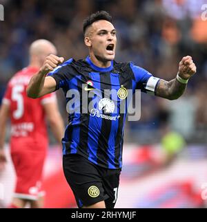 Mailand, Italien. August 2023. Lautaro Martinez vom FC Inter feiert sein Tor in einem Fußballspiel der Serie A zwischen dem FC Inter und Monza in Mailand, Italien, am 19. August 2023. Quelle: Daniele Mascolo/Xinhua/Alamy Live News Stockfoto