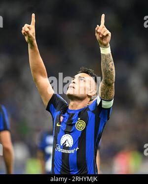 Mailand, Italien. August 2023. Lautaro Martinez vom FC Inter feiert sein Tor in einem Fußballspiel der Serie A zwischen dem FC Inter und Monza in Mailand, Italien, am 19. August 2023. Quelle: Daniele Mascolo/Xinhua/Alamy Live News Stockfoto