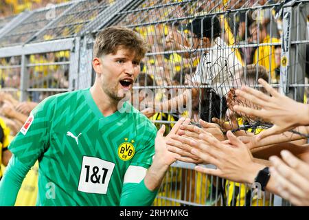 Dortmund, Deutschland. August 2023. Torhüter Gregor Kobel (L) von Borussia Dortmund reagiert mit Fans nach der ersten Division der 1. Runde der bundesliga zwischen Borussia Dortmund und dem FC Köln Dortmund, Deutschland, 19. August 2023. Quelle: Joachim Bywaletz/Xinhua/Alamy Live News Stockfoto