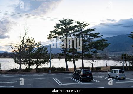 Otsu, Präfektur Shiga, Japan. März 2023. Ein Parkplatz für eine Küstenstadt nördlich von Kyoto in der Nähe des Biwa-Sees auf dem Land. Inaka, Japan Tourismus. (Bild: © Taidgh Barron/ZUMA Press Wire) NUR REDAKTIONELLE VERWENDUNG! Nicht für kommerzielle ZWECKE! Stockfoto