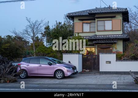 Otsu, Präfektur Shiga, Japan. März 2023. Ein ländliches Haus nördlich von Kyoto in der Nähe des Biwa-Sees auf dem Land. Inaka, rosafarbenes Auto. (Bild: © Taidgh Barron/ZUMA Press Wire) NUR REDAKTIONELLE VERWENDUNG! Nicht für kommerzielle ZWECKE! Stockfoto