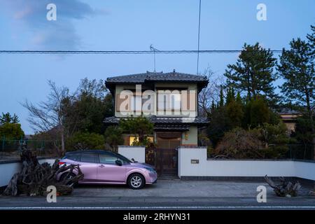 Otsu, Präfektur Shiga, Japan. März 2023. Ein ländliches Haus nördlich von Kyoto in der Nähe des Biwa-Sees auf dem Land. Inaka, rosafarbenes Auto. (Bild: © Taidgh Barron/ZUMA Press Wire) NUR REDAKTIONELLE VERWENDUNG! Nicht für kommerzielle ZWECKE! Stockfoto