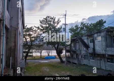 Otsu, Präfektur Shiga, Japan. März 2023. Ein ländliches Apartmenthaus nördlich von Kyoto in der Nähe des Biwa-Sees auf dem Land. Inaka, rosafarbenes Auto. (Bild: © Taidgh Barron/ZUMA Press Wire) NUR REDAKTIONELLE VERWENDUNG! Nicht für kommerzielle ZWECKE! Stockfoto