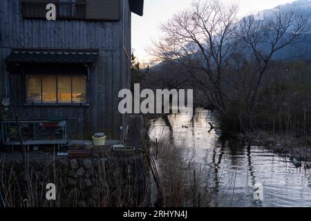 Otsu, Präfektur Shiga, Japan. März 2023. Ein ländliches Haus nördlich von Kyoto in der Nähe des Biwa-Sees auf dem Land. Inaka, Zug, Nahverkehr, japanische Infrastruktur. (Bild: © Taidgh Barron/ZUMA Press Wire) NUR REDAKTIONELLE VERWENDUNG! Nicht für kommerzielle ZWECKE! Stockfoto