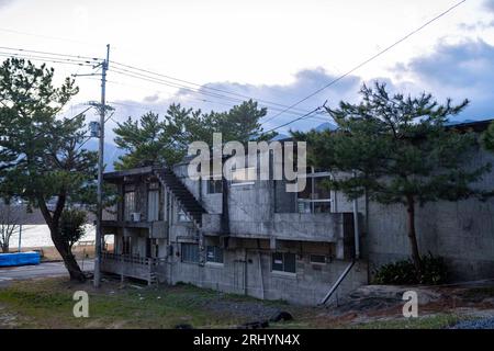 Otsu, Präfektur Shiga, Japan. März 2023. Ein ländliches Apartmenthaus nördlich von Kyoto in der Nähe des Biwa-Sees auf dem Land. Inaka, rosafarbenes Auto. (Bild: © Taidgh Barron/ZUMA Press Wire) NUR REDAKTIONELLE VERWENDUNG! Nicht für kommerzielle ZWECKE! Stockfoto