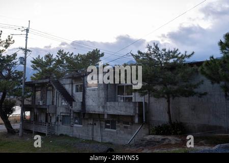 Otsu, Präfektur Shiga, Japan. März 2023. Ein ländliches Apartmenthaus nördlich von Kyoto in der Nähe des Biwa-Sees auf dem Land. Inaka, rosafarbenes Auto. (Bild: © Taidgh Barron/ZUMA Press Wire) NUR REDAKTIONELLE VERWENDUNG! Nicht für kommerzielle ZWECKE! Stockfoto