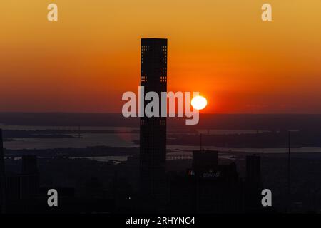 Sonnenaufgang über den Skylines von New York während des World Photography Day Sunrise Event auf der Edge Observation Deck am 19. August 2023 Stockfoto