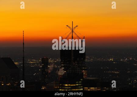 New York, USA. August 2023. Sonnenaufgang über den Skylines von New York während des World Photography Day Sunrise Event auf der Edge Observation Deck am 19. August 2023. (Foto: Lev Radin/SIPA USA) Credit: SIPA USA/Alamy Live News Stockfoto