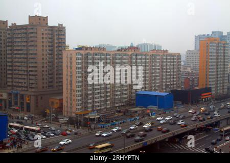 Gebäude und Straße, Stadtlandschaft in Peking Stockfoto
