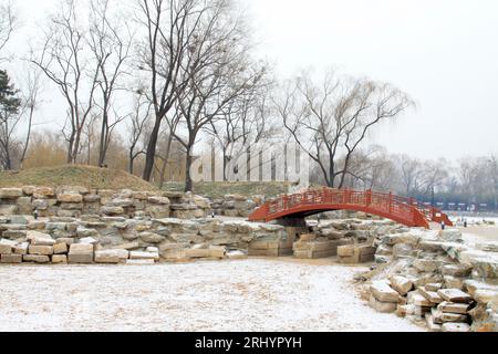 Architektur Landschaft nach dem Schnee im Old Summer Palace Ruins Park, Peking, China Stockfoto