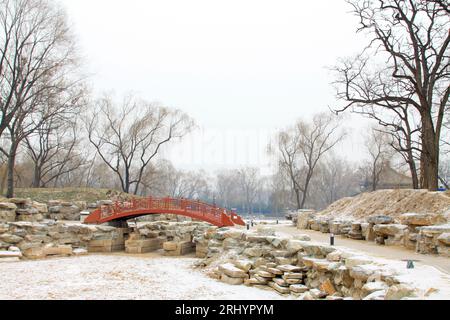 Architektur Landschaft nach dem Schnee im Old Summer Palace Ruins Park, Peking, China Stockfoto