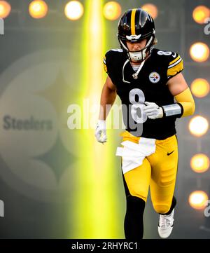 Pittsburgh, Usa. August 2023. Pittsburgh Steelers Quarterback Kenny Pickett (8) nimmt das Feld vor dem Saisonvorspiel gegen die Buffalo Bill am Samstag, den 19. August 2023 in Pittsburgh ein. Foto von Archie Carpenter/UPI Credit: UPI/Alamy Live News Stockfoto