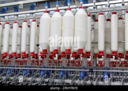 LUANNAN - 13. MÄRZ: Machines and Equipment in a Spinning Production Company, 13. März 2013, Luannan County, Provinz Hebei, china. Stockfoto