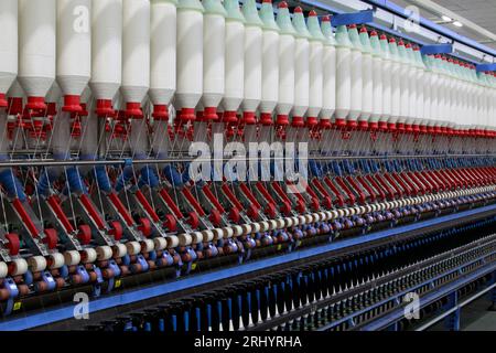 LUANNAN - 13. MÄRZ: Machines and Equipment in a Spinning Production Company, 13. März 2013, Luannan County, Provinz Hebei, china. Stockfoto