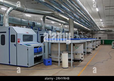 LUANNAN - 13. MÄRZ: Machines and Equipment in a Spinning Production Company, 13. März 2013, Luannan County, Provinz Hebei, china. Stockfoto