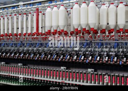 LUANNAN - 13. MÄRZ: Machines and Equipment in a Spinning Production Company, 13. März 2013, Luannan County, Provinz Hebei, china. Stockfoto