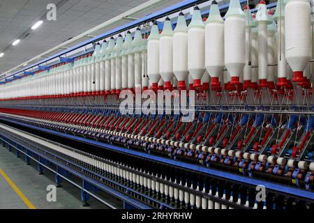 LUANNAN - 13. MÄRZ: Machines and Equipment in a Spinning Production Company, 13. März 2013, Luannan County, Provinz Hebei, china. Stockfoto