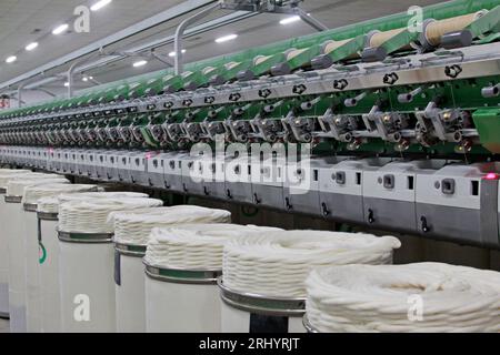 LUANNAN - 13. MÄRZ: Machines and Equipment in a Spinning Production Company, 13. März 2013, Luannan County, Provinz Hebei, china. Stockfoto