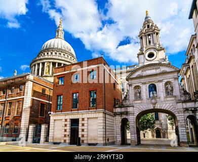 Temple Bar Gate in der City of London vom Paternoster Square aus gesehen Stockfoto