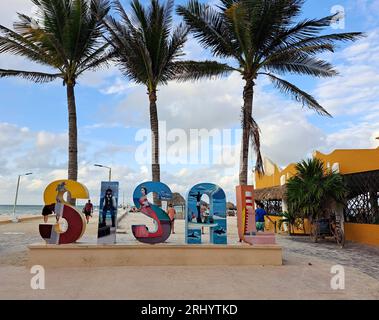 Sisal, Yucatan, Mexiko - 20. November 2022: Pueblo Magico in einem mexikanischen Hafen im Golf von Mexiko, um im Urlaub zu genießen Stockfoto