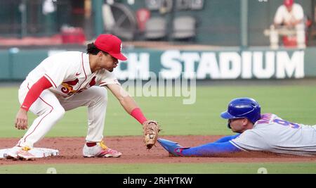 St. Louis, Usa. August 2023. St. Louis Cardinals Masyn Winn bringt den Tag an, um auf New York Mets Brandon Nimmo in der zweiten Basis zu entkommen, während er versucht, im dritten Inning im Busch Stadium in St. zu stehlen Louis am Samstag, 19. August 2023. Foto von Bill Greenblatt/UPI Credit: UPI/Alamy Live News Stockfoto