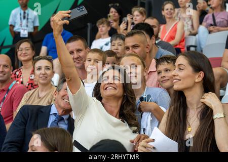 Budapest. August 2023. Der ungarische Präsident Katalin Novak nimmt bei der Eröffnungszeremonie der Leichtathletik-Weltmeisterschaft Budapest 2023 in Budapest, Ungarn, am 19. August 2023 ein Selfie mit den Zuschauern auf. Quelle: Meng Dingbo/Xinhua/Alamy Live News Stockfoto