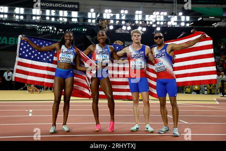 Budapest, Matthew Boling und Justin Robinson (von L bis R) aus den Vereinigten Staaten feiern nach dem 4x400m Relay Mixed Final der Leichtathletik-Weltmeisterschaften Budapest 2023 in Budapest. August 2023. Rosey Effiong, Alexis Holmes, Matthew Boling und Justin Robinson (von L bis R) aus den Vereinigten Staaten feiern nach dem 4x400 m Relay Mixed Final der Leichtathletik-Weltmeisterschaften Budapest 2023 in Budapest, Ungarn am 19. August 2023. Quelle: Wang Lili/Xinhua/Alamy Live News Stockfoto