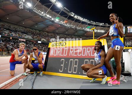 Budapest, Rosey Effiong und Alexis Holmes (von L bis R) aus den Vereinigten Staaten posieren mit der Anzeigetafel nach dem 4x400 m Relay Mixed Final der Leichtathletik-Weltmeisterschaften Budapest 2023 in Budapest. August 2023. Matthew Boling, Justin Robinson, Rosey Effiong und Alexis Holmes (von L bis R) aus den Vereinigten Staaten posieren mit der Anzeigetafel nach dem 4x400 m Relay Mixed Final der Leichtathletik-Weltmeisterschaften Budapest 2023 in Budapest, Ungarn am 19. August 2023. Quelle: Wang Lili/Xinhua/Alamy Live News Stockfoto