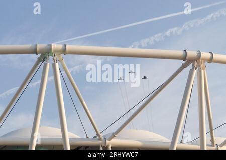 Budapest. August 2023. Jas 39 Gripen-Kämpfer der ungarischen Luftwaffe fliegen während der Eröffnungszeremonie der Leichtathletik-Weltmeisterschaft Budapest 2023 in Budapest, Ungarn am 19. August 2023 über das nationale Leichtathletik-Zentrum. Quelle: Attila Volgyi/Xinhua/Alamy Live News Stockfoto