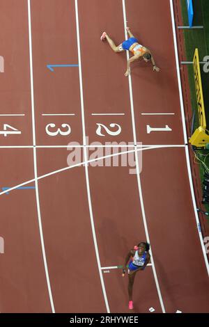 Budapest. August 2023. Alexis Holmes (unten) aus den Vereinigten Staaten feiert, wie Femke Bol aus den Niederlanden beim 4x400 m Relay Mixed Final der Leichtathletik-Weltmeisterschaften Budapest 2023 in Budapest, Ungarn, am 19. August 2023 beobachtet. Quelle: Li Ming/Xinhua/Alamy Live News Stockfoto