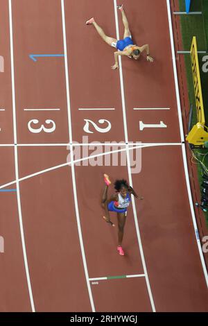 Budapest. August 2023. Alexis Holmes (unten) aus den Vereinigten Staaten feiert, wie Femke Bol aus den Niederlanden beim 4x400 m Relay Mixed Final der Leichtathletik-Weltmeisterschaften Budapest 2023 in Budapest, Ungarn, am 19. August 2023 beobachtet. Quelle: Li Ming/Xinhua/Alamy Live News Stockfoto