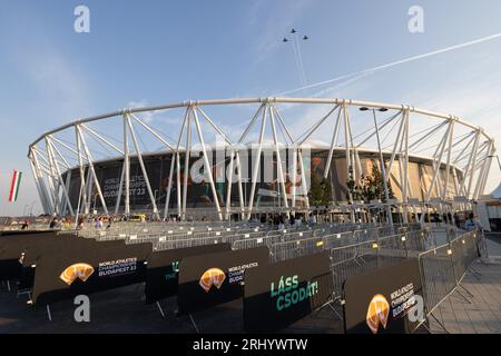 Budapest. August 2023. Jas 39 Gripen-Kämpfer der ungarischen Luftwaffe fliegen während der Eröffnungszeremonie der Leichtathletik-Weltmeisterschaft Budapest 2023 in Budapest, Ungarn am 19. August 2023 über das nationale Leichtathletik-Zentrum. Quelle: Attila Volgyi/Xinhua/Alamy Live News Stockfoto