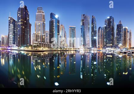 Dubai Marina Panorma bei Nacht, VAE Stockfoto