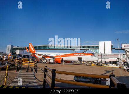 Ein Easyjet Airbus A320 auf dem Asphalt am Flughafen Gatwick. Das Flugzeug ist im Begriff, Urlauber nach Mykonos zu fliegen. Stockfoto