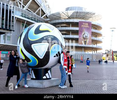 Die Fans werden vor dem Finale der FIFA Frauen-Weltmeisterschaft 2023, dem Finale Spanien Frauen gegen England Frauen, im Stadion Australien, Sydney, Australien, am 20. August 2023 (Foto: Patrick Hoelscher/News Images) in, am 20. August 2023, vor dem Stadion Australien, Sydney, Australien, gesichtet. (Foto: Patrick Hoelscher/News Images/SIPA USA) Credit: SIPA USA/Alamy Live News Stockfoto