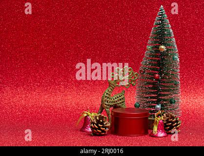 Weihnachtsgeschenkschachteln und Bäume außer Kopierraum Stockfoto