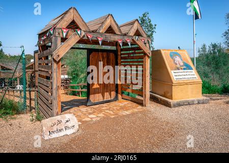 Der Eingang zur Taufstätte am Ostufer des Jordan und das Denkmal des verstorbenen Prinzen Kardam von Bulgarien in Bethany, Jordanien. Stockfoto