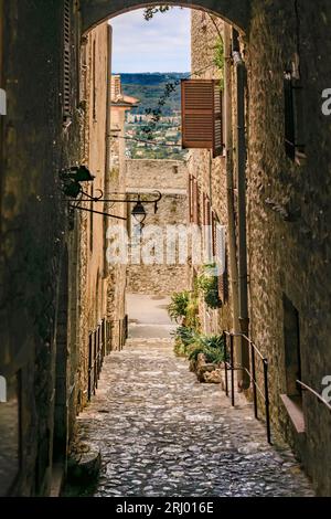 Schmaler Bogengang zwischen traditionellen alten Steinhäusern an einer Straße in der mittelalterlichen Stadt Saint Paul de Vence, französische Riviera, Südfrankreich Stockfoto