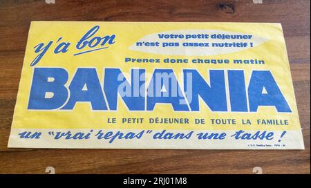 Bordeaux, Frankreich - 08 18 2023 : Banania alte Werbemappe mit Vintage-Logo Marke Textschild Stockfoto