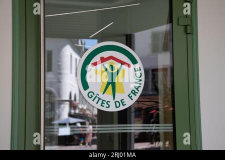 Pau, Frankreich - 08 17 2023 : Gites de france Logo Marke und Textschild auf Bürofassade Gite für Tour Ferienwohnungen Apartmenthaus Gästehaus Stockfoto