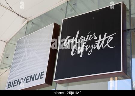 Pau, Frankreich - 08 17 2023 : galeries lafayette Logo Marke und Textschild Wandbeschilderung Kettenladen Eingang Fassade Stadtgeschäft in frankreich Stockfoto